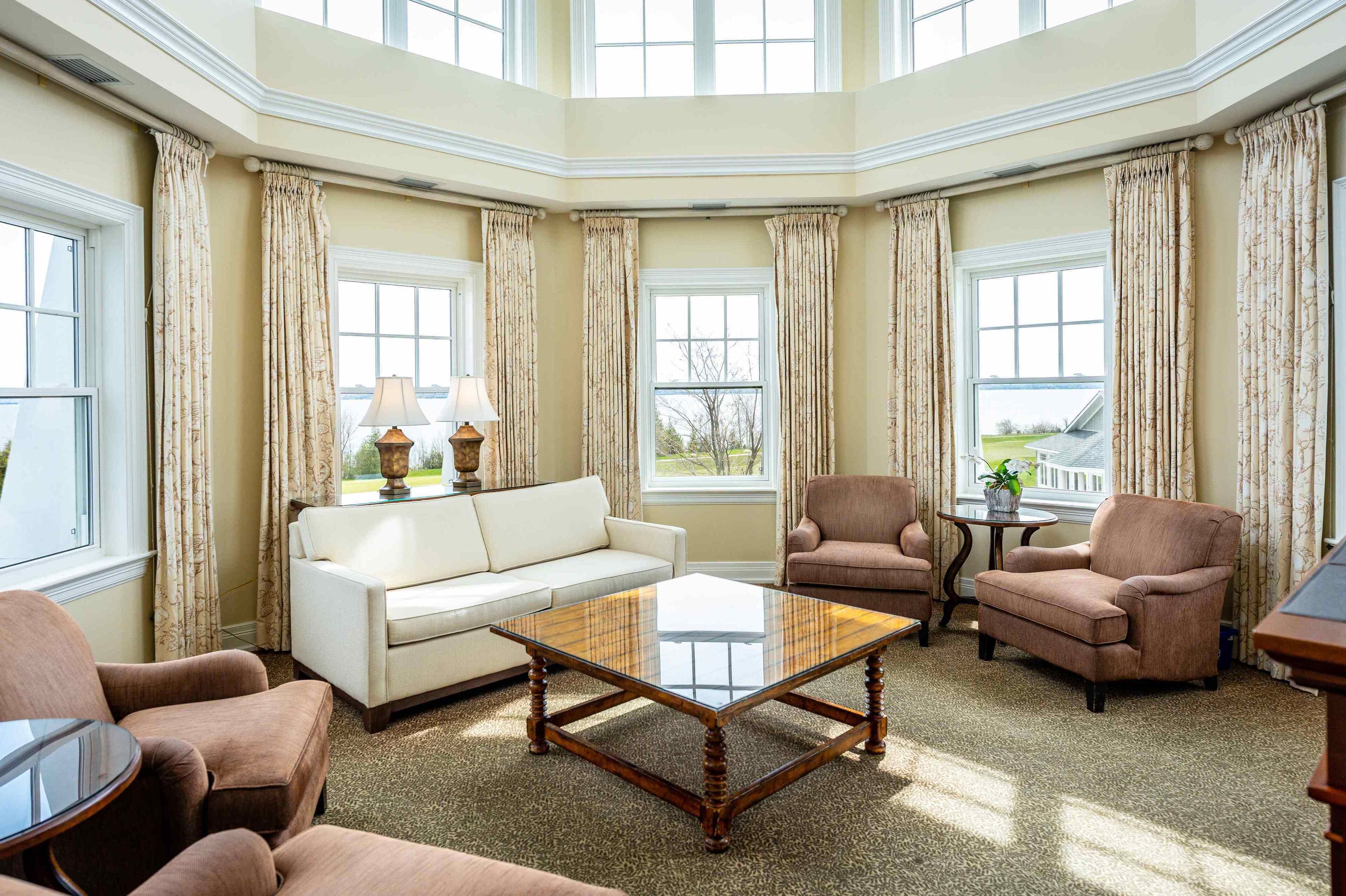 Phòng Suite có tầm nhìn toàn cảnh, 1 giường cỡ king và sofa giường, quang cảnh hồ | Bộ đồ giường cao cấp, chăn bông, nệm có lớp đệm bông 