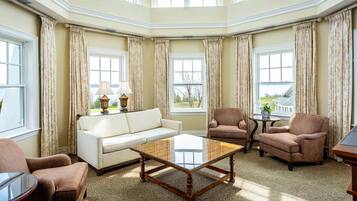 Phòng Suite có tầm nhìn toàn cảnh, 1 giường cỡ king và sofa giường, quang cảnh hồ | Bộ đồ giường cao cấp, chăn bông, nệm có lớp đệm bông