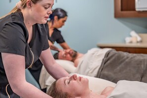 Couples treatment rooms, hot tub, steam room, body treatments - The Inn at Cobble Beach (Georgian Bluffs)