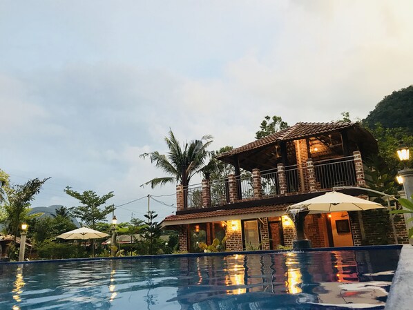 A two-story building with a pool in front. - EFM Guest House (Ipoh)