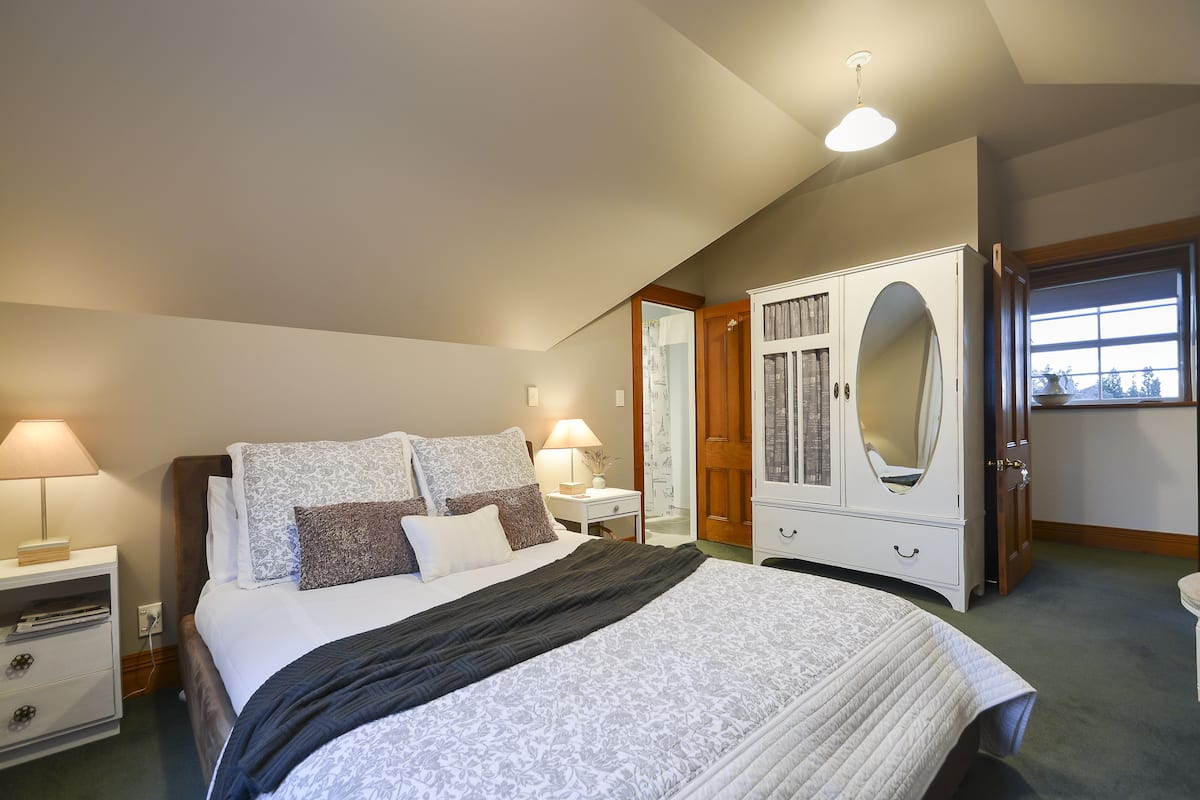 Quarto luxo, 1 cama Queen, banheiro privativo, vista para o jardim | Roupas de cama premium, ferros/tábuas de passar roupa, Wi-Fi de cortesia