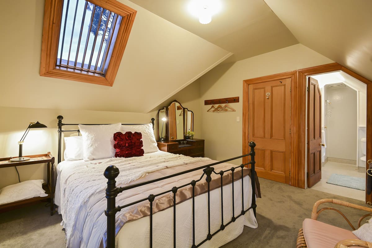 Quarto casal premium, 1 cama Queen, banheiro privativo | Roupas de cama premium, ferros/tábuas de passar roupa, Wi-Fi de cortesia