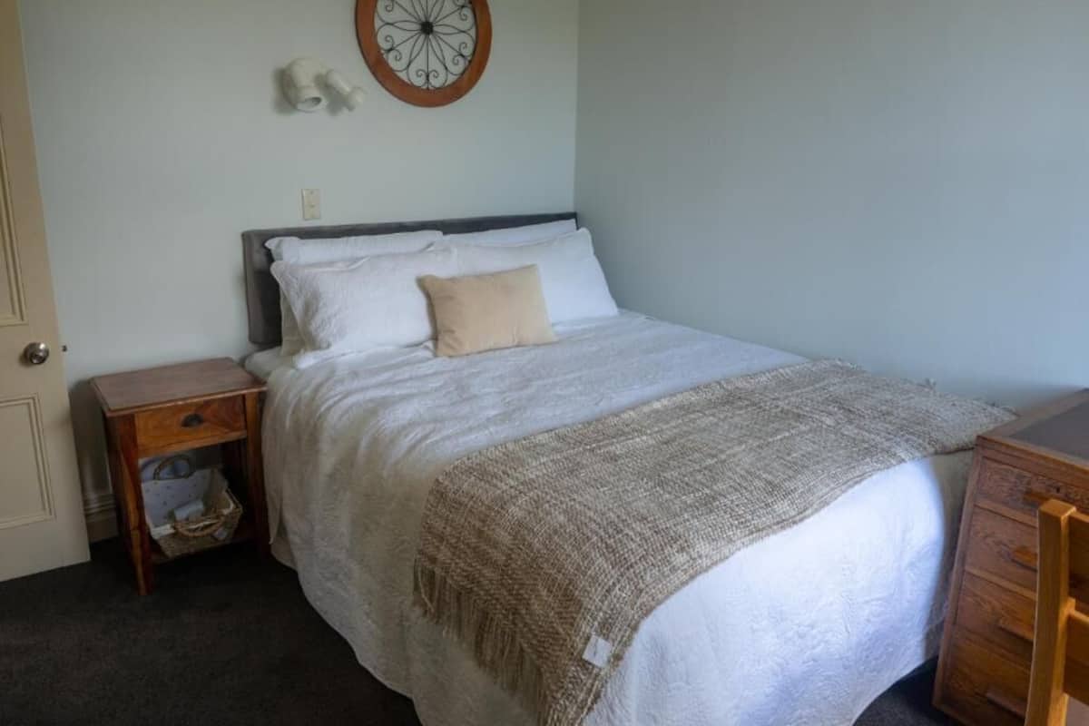 Quarto standard, 1 cama Queen, banheiro compartilhado | Roupas de cama premium, ferros/tábuas de passar roupa, Wi-Fi de cortesia