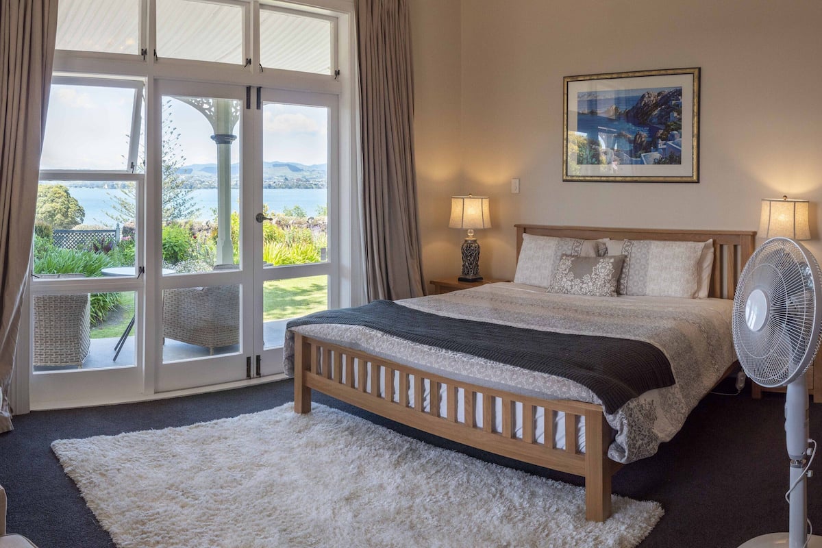 Quarto casal luxo, 1 cama King, banheiro compartilhado, vista para o mar | Roupas de cama premium, ferros/tábuas de passar roupa, Wi-Fi de cortesia