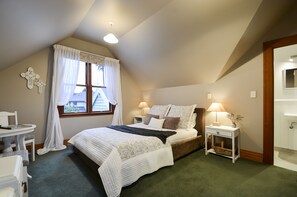 Deluxe Room, 1 Queen Bed, Private Bathroom, Garden View | Premium bedding, individually decorated, iron/ironing board, free WiFi - Taiparoro House 1882 (Tauranga)