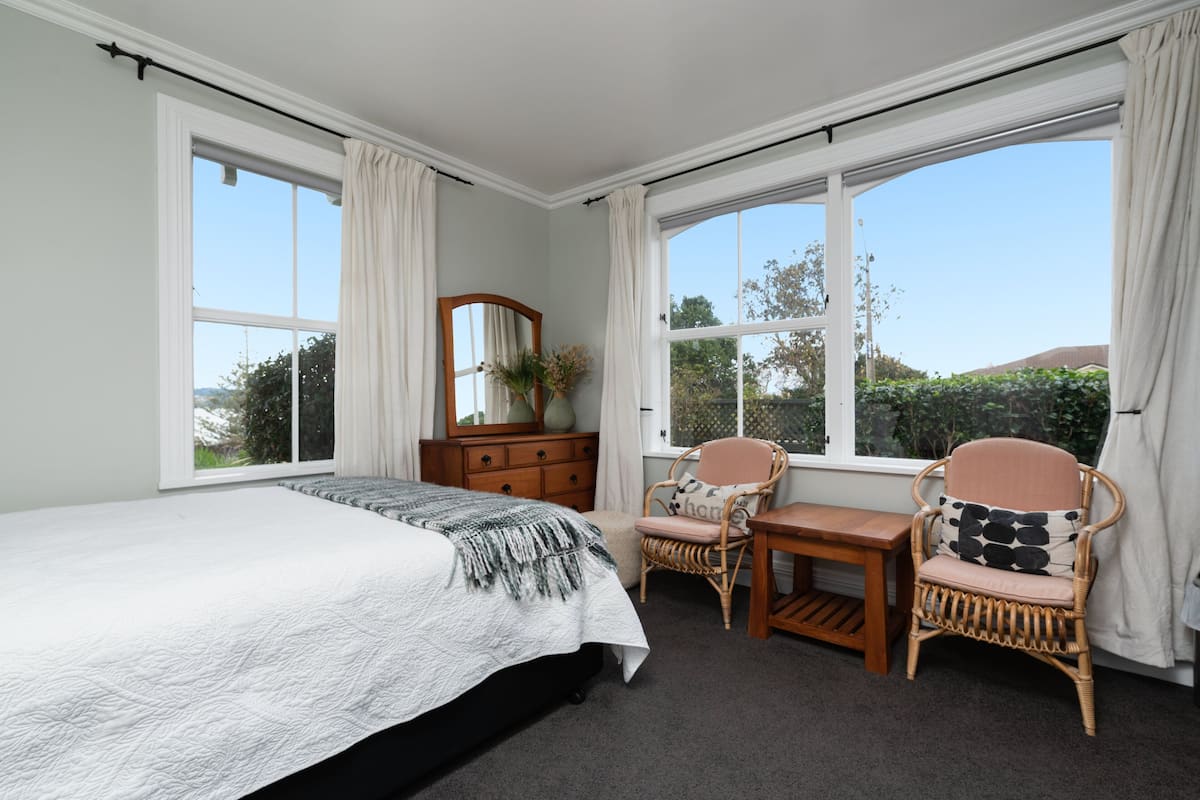 Standaard tweepersoonskamer, 1 queensize bed, gedeelde badkamer, uitzicht op zee | 1 slaapkamer, luxe beddengoed, individueel gedecoreerd