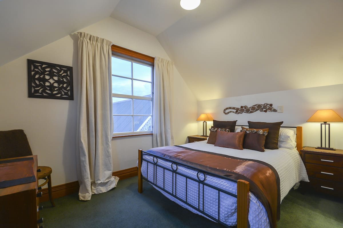 Quarto standard, 1 cama de casal, banheiro privativo | Roupas de cama premium, ferros/tábuas de passar roupa, Wi-Fi de cortesia