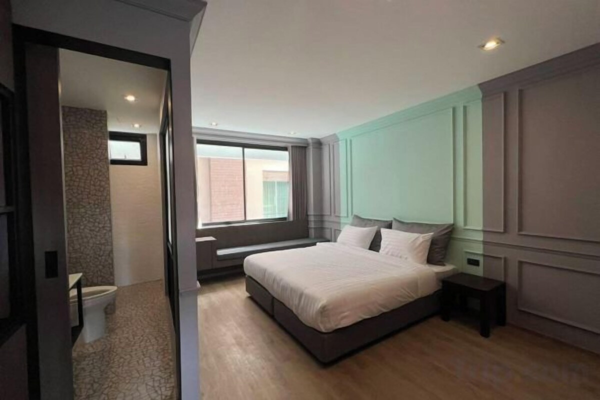 Desk, blackout drapes, soundproofing, WiFi (free)