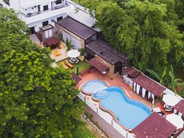 Bar junto a la piscina