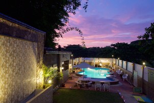 Una piscina al aire libre, camas de piscina gratis