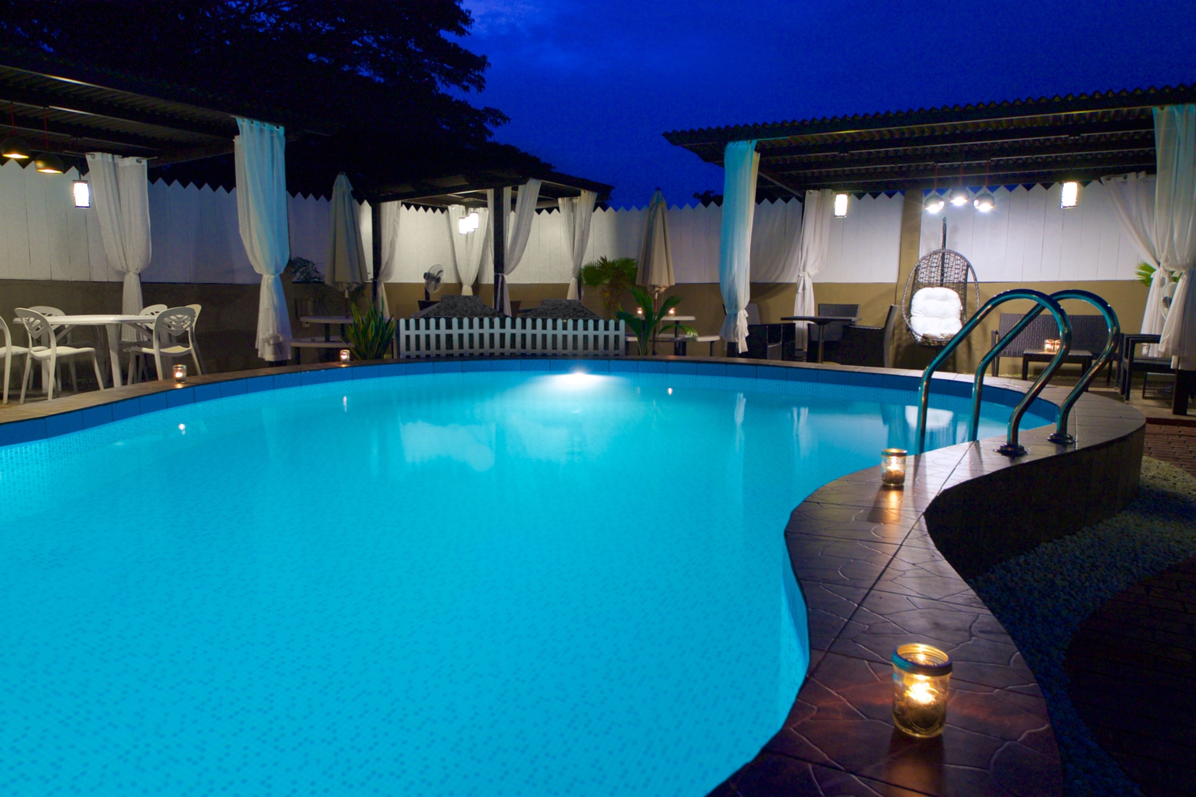 Outdoor pool, free cabanas, sun loungers