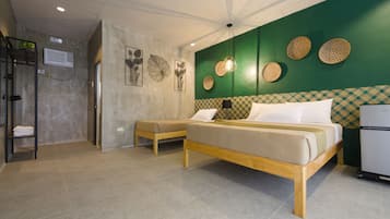 Rom, 1 queensize-seng, hageutsikt | Sengetøy av topp kvalitet, minibar og safe på rommet