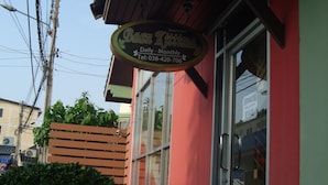 A building with a sign that reads "Baan Kittima Daily - Monthly Tel: 038-420-706". - Baan Kittima (Pattaya)