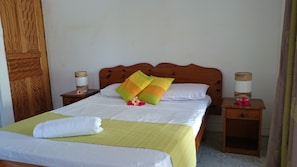 Chambre Familiale Double ou avec lits jumeaux, salle de bains commune | Lits bébé (gratuits), Wi-Fi gratuit