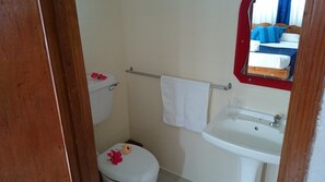 Standard-Doppelzimmer, Poolzugang, Poolseite | Badezimmerausstattung | Haartrockner, Handtücher