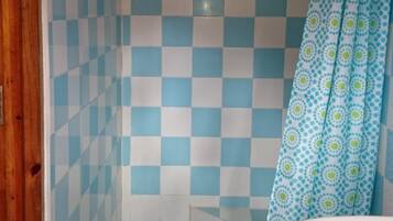 Standaard driepersoonskamer, toegang tot zwembad, aan het zwembad | Badkamer met douche