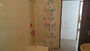 Familien-Doppel- oder -Zweibettzimmer, Gemeinschaftsbad | Dusche im Bad