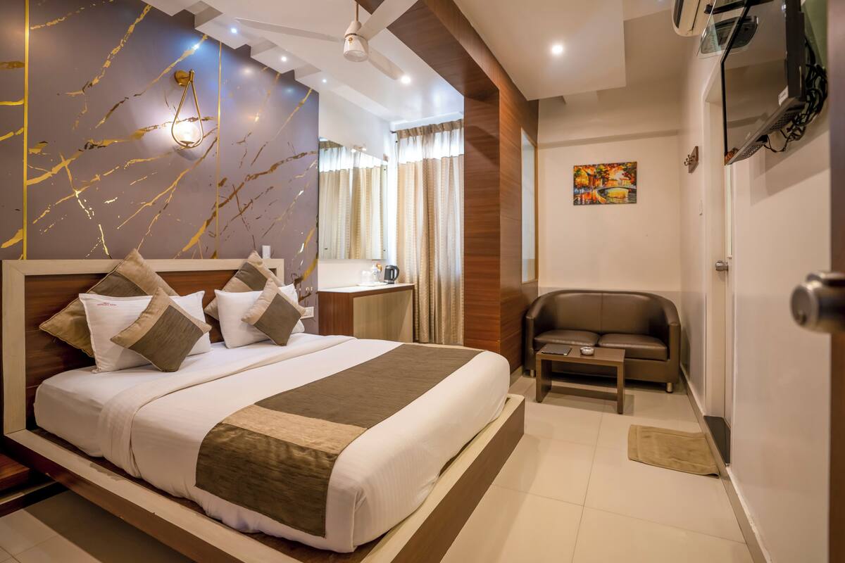 Premium bedding, pillowtop beds, in-room safe, individually furnished