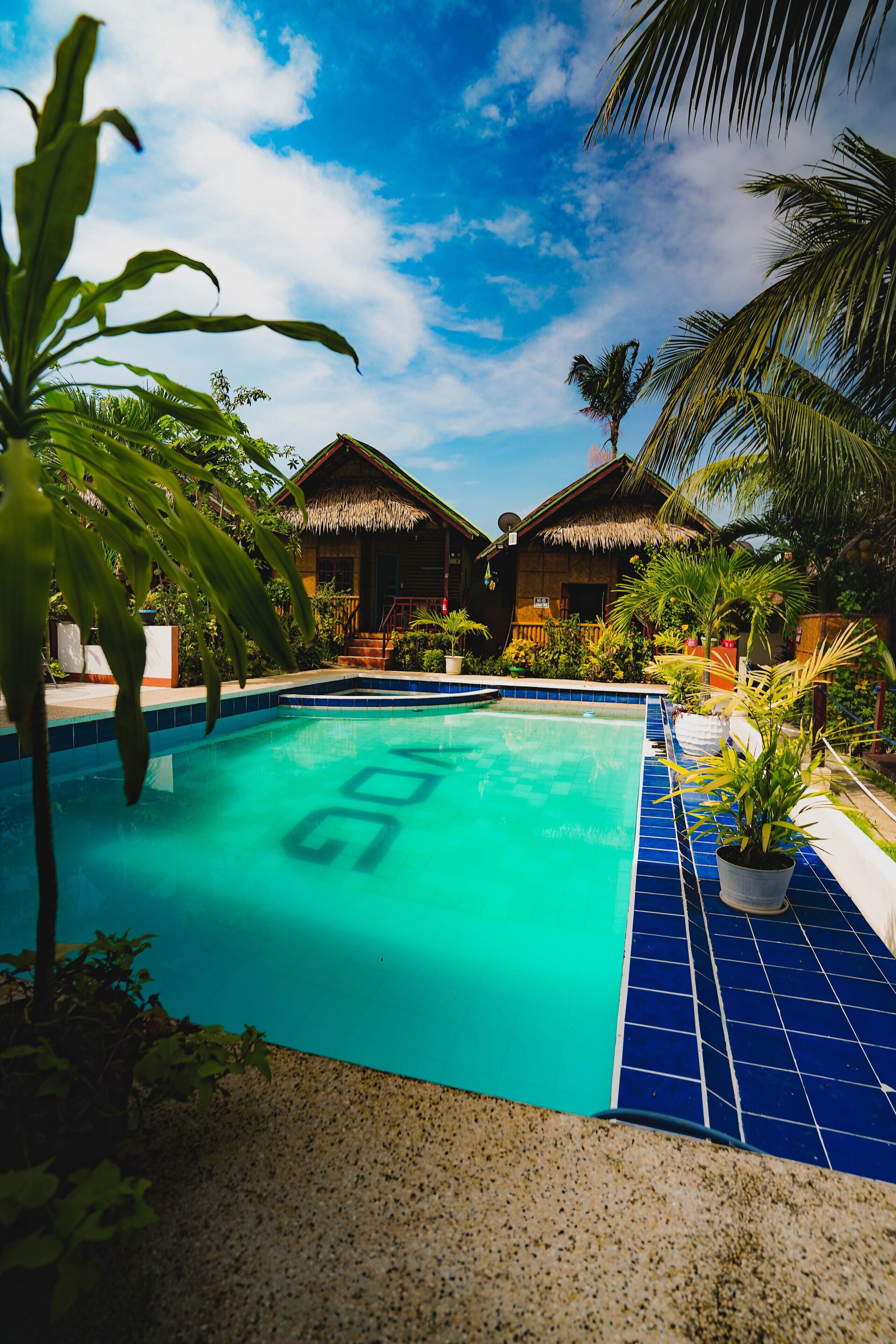 2 من حمّامات السباحة الخارجية، مظلات على حمّام السباحة، مقاعد للتشمس