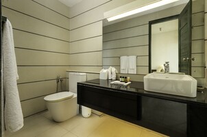 Duş, geniş duş başlığı, ücretsiz banyo/kozmetik ürünleri 