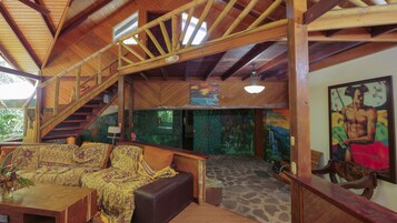 Decoración personalizada, muebles diferentes y ropa de cama 