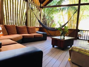 Villa Design - 4 sovrum - lanai - utsikt mot trädgården | Vardagsrum