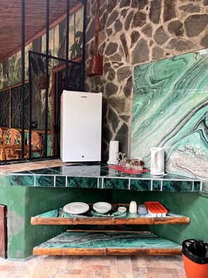 Habitació de luxe, 1 dormitori, amb bany privat, planta baixa | Cuina privada | Frigorífic, microones i trona