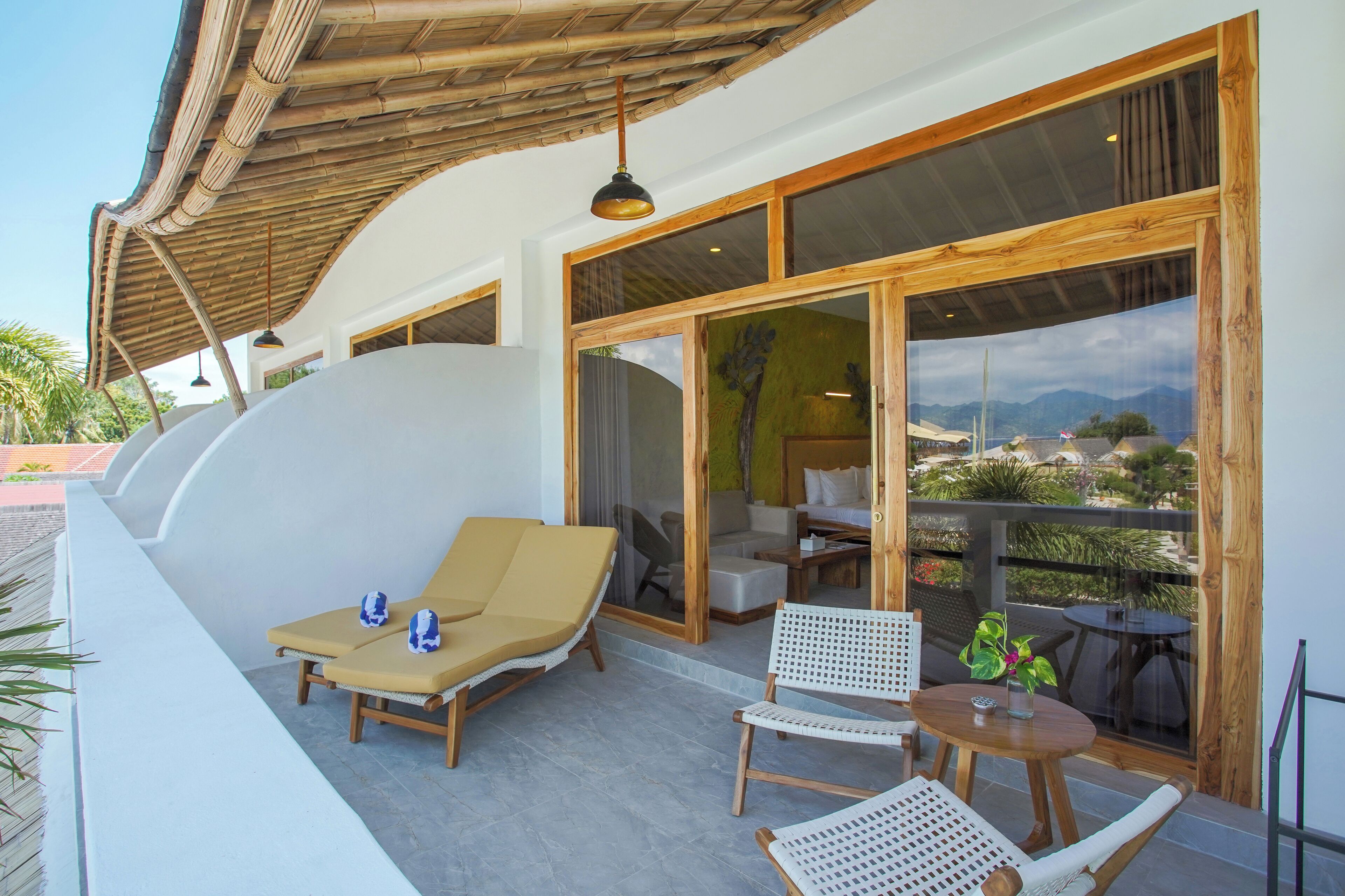 Un balcone con poltrone, un tavolo e vista sul paesaggio.
