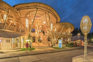 Breakfast, lunch, dinner served; international cuisine