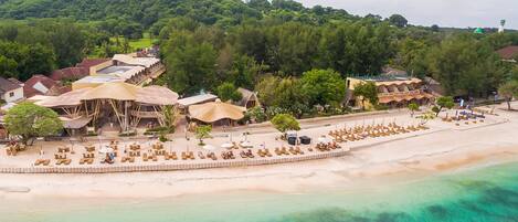 Plage, sable blanc, chaises longues, parasols