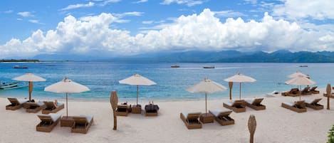 Plage, sable blanc, chaises longues, parasols