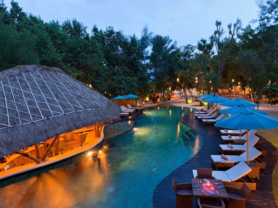 Utendørsbasseng, bassengparasoller og solsenger