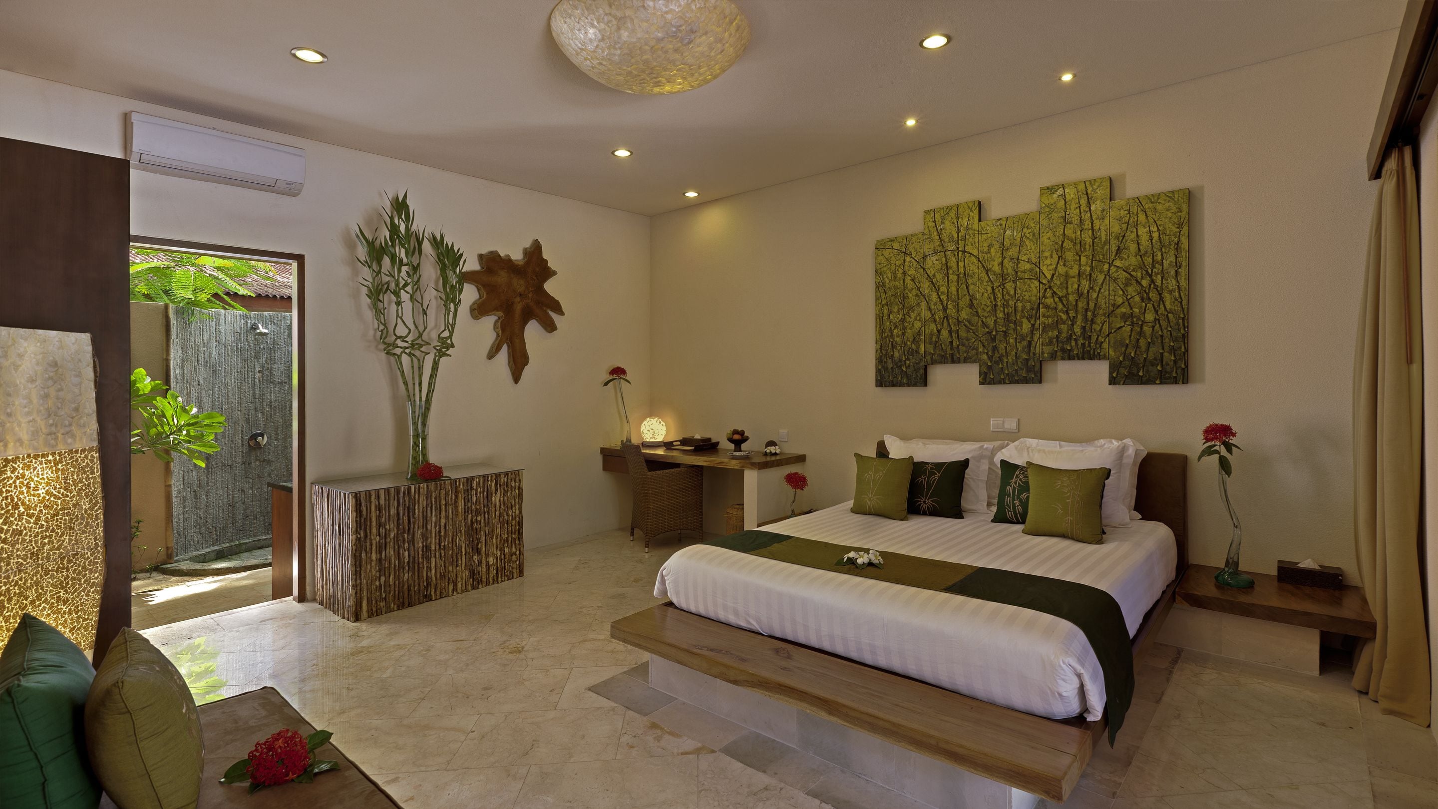 Un dormitorio moderno con una cama grande, un escritorio y una zona de estar.