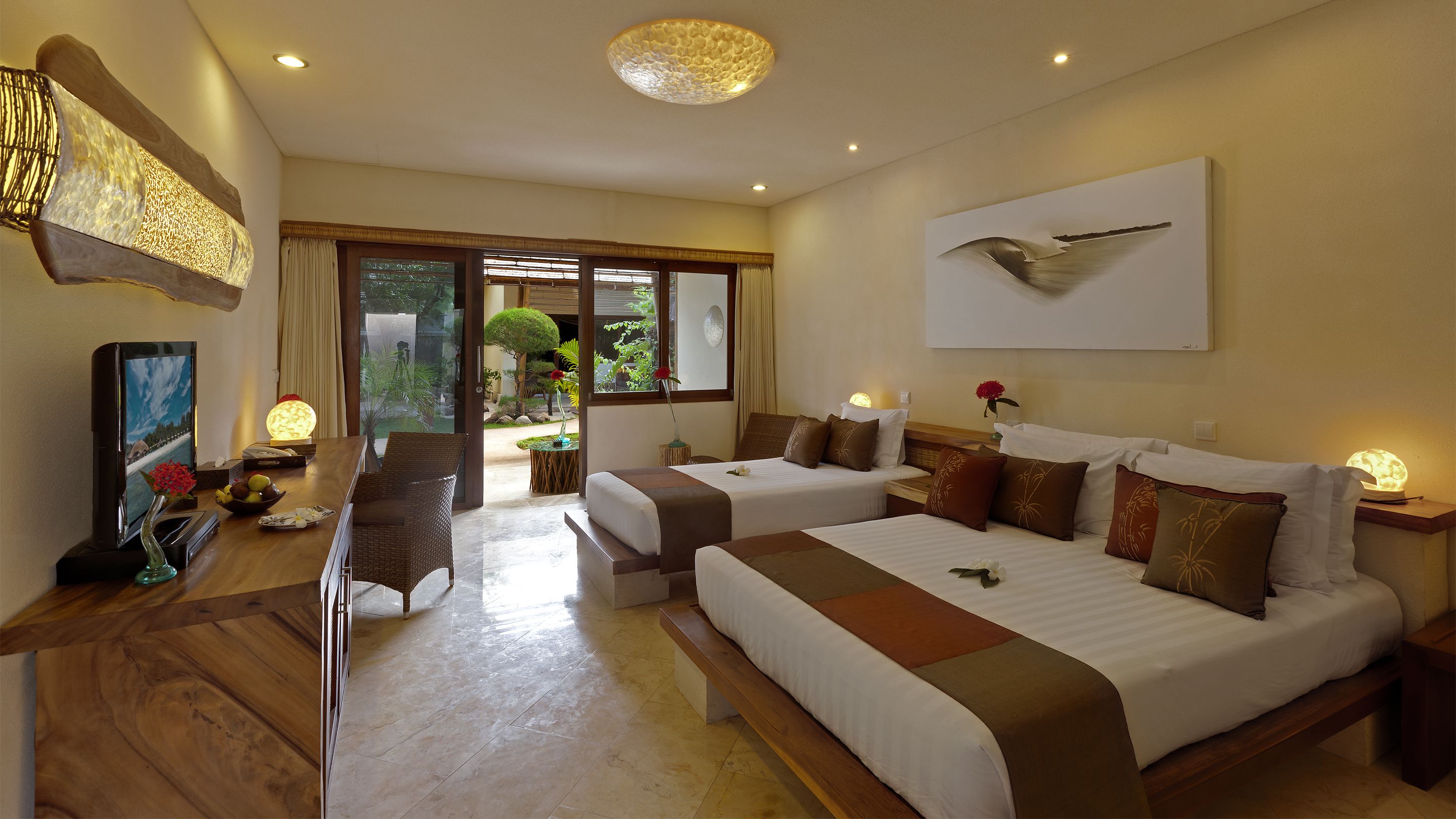 Une chambre d’hôtel avec deux lits, un coin repas et une vue sur l’extérieur.