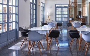 朝食、ランチ、ディナーに営業 (地中海料理)