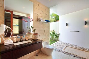 Combined shower/tub, deep soaking tub, rainfall showerhead