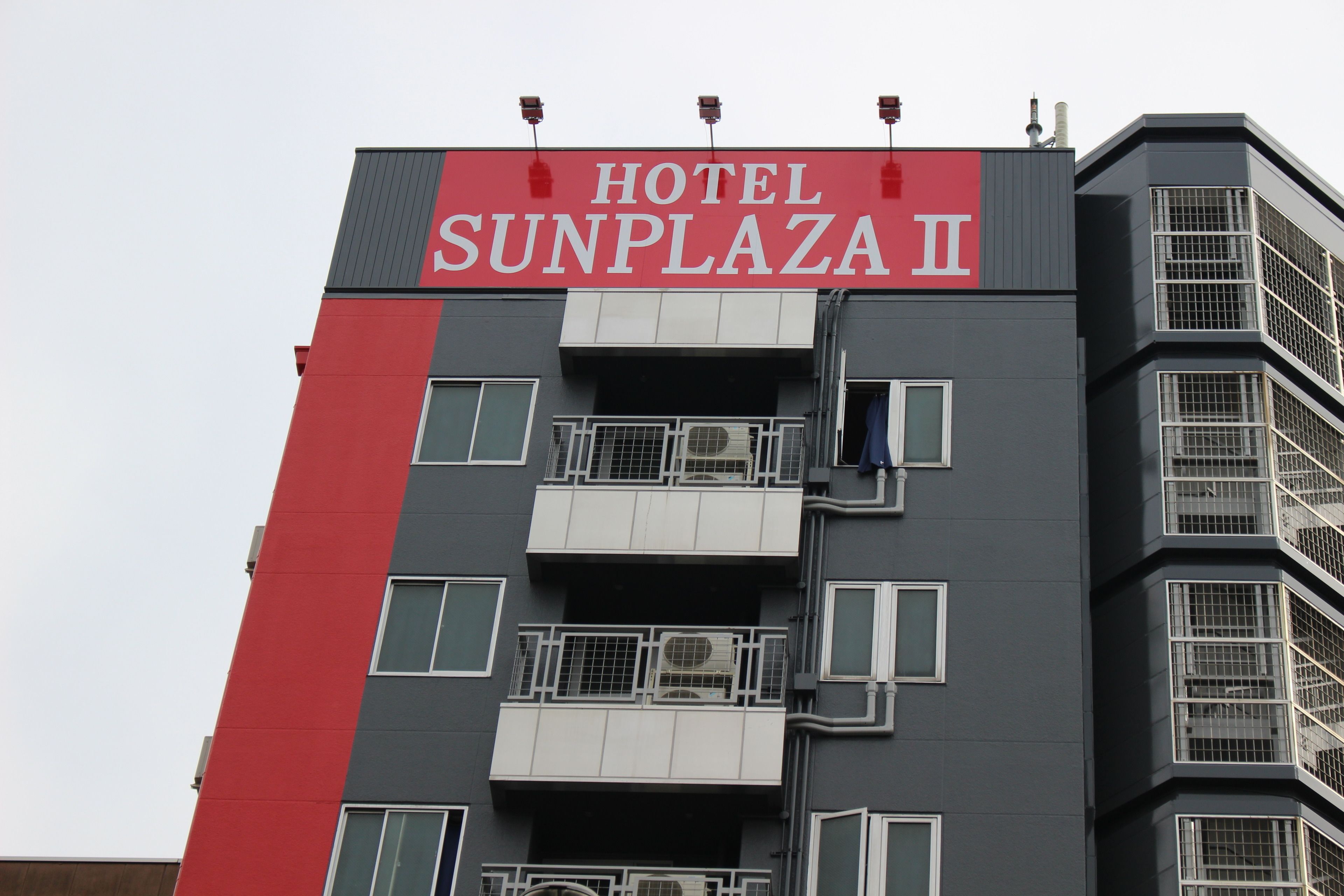 Ein mehrstöckiges Gebäude mit einem gut sichtbaren Schild, auf dem 