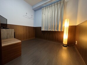 Blackout drapes, free WiFi, bed sheets - Hotel Sun Plaza 2 (Osaka)