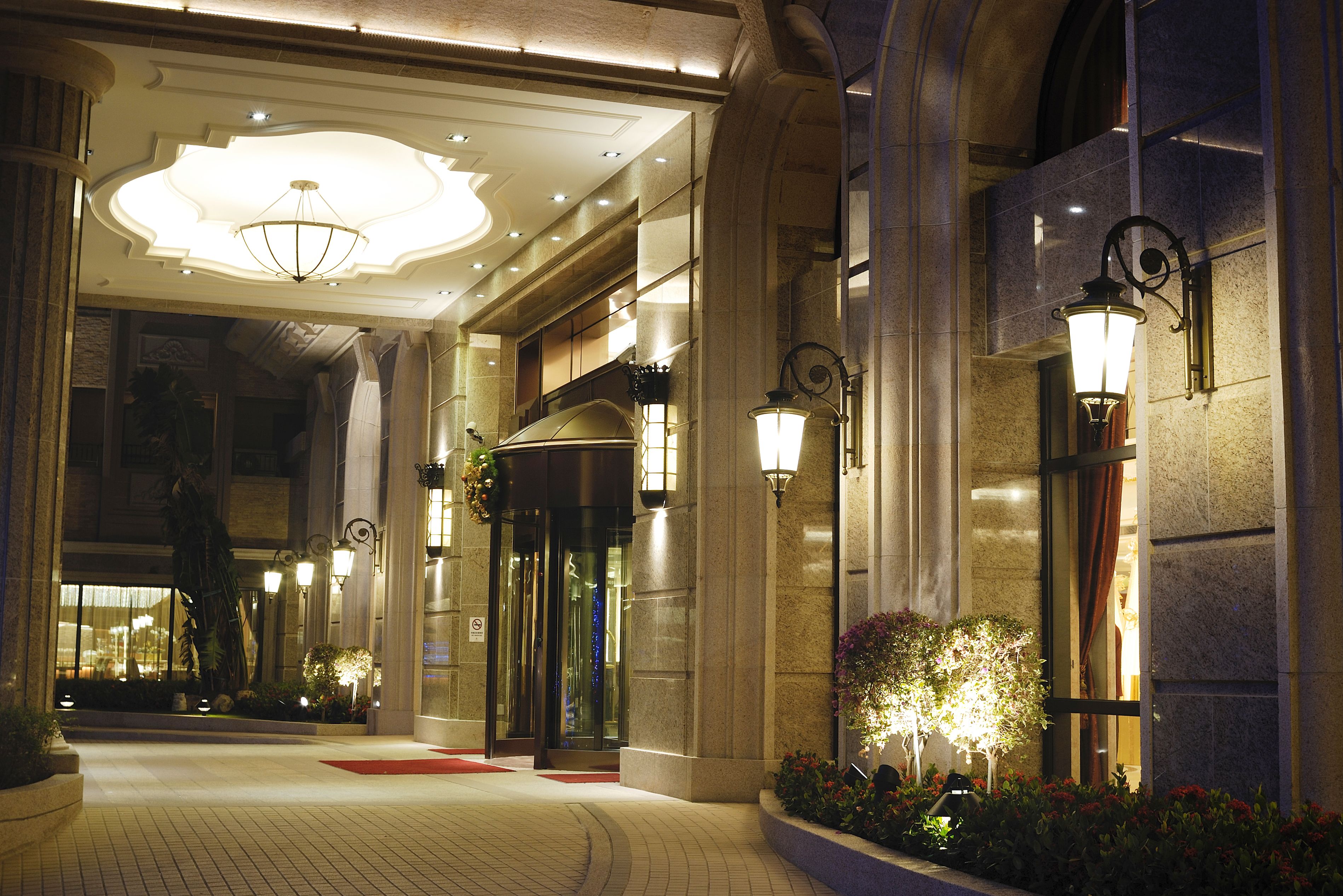 واجهة المنشأة - في المساء/الليل