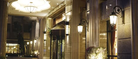 Fachada de la propiedad por la tarde o noche