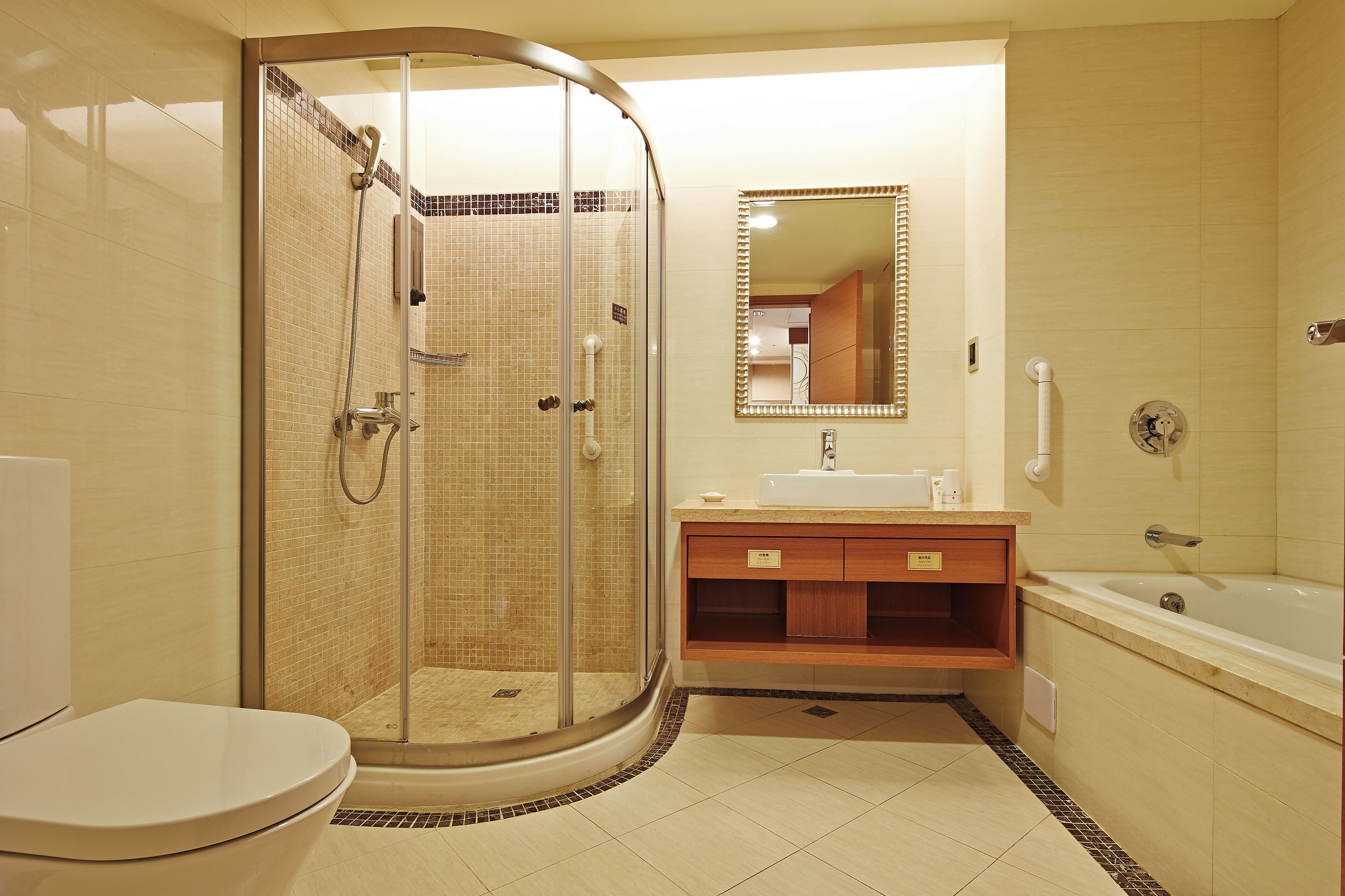 separate bathtub and shower, hair dryer, towels