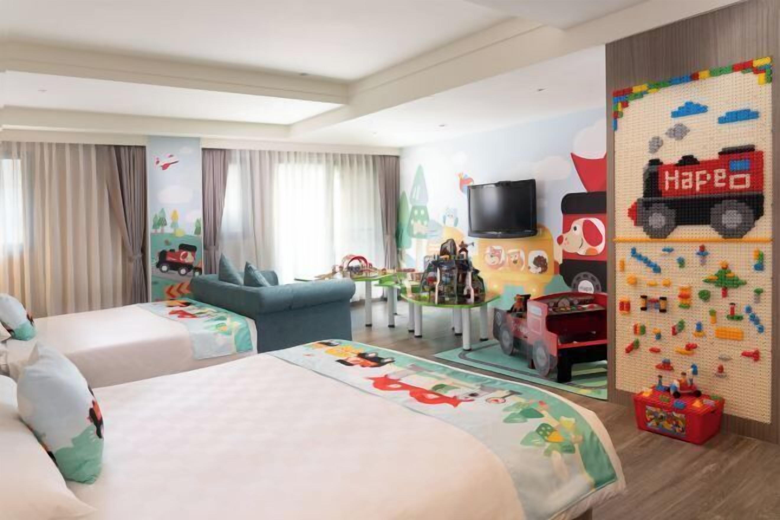 客房内保险箱、办公桌、免费 WiFi、床单