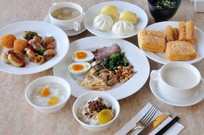 Habitación cuádruple Prestigio | Área de desayuno | Desayuno buffet todos los días (con cargo)