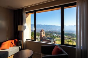 Caja de seguridad en la habitación y escritorio 