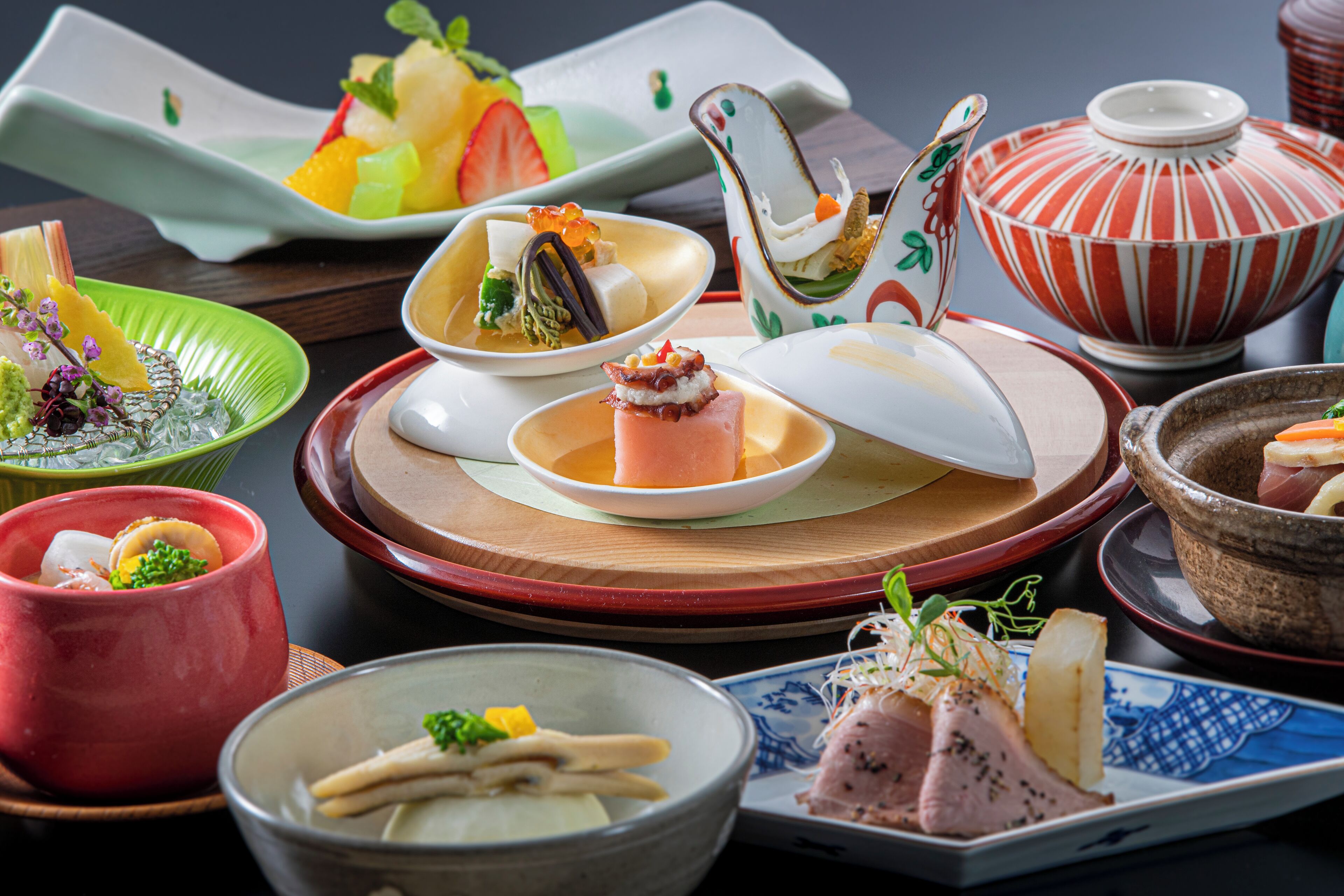 Verschiedene traditionelle japanische Gerichte auf einem Holztisch angerichtet.