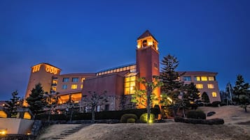 施設の正面 (日没後)