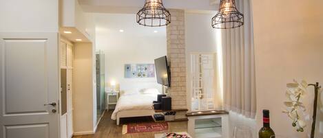 Family Studio | Premium bedding, iron/ironing board, free cribs/infant beds