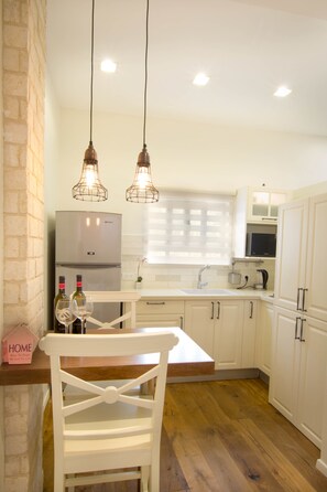 Studio Luxe | Cuisine privée | Grand réfrigérateur, micro-ondes, plaque de cuisson