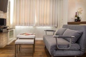 Family Studio | Living area | Flat-screen TV, DVD player, pay films