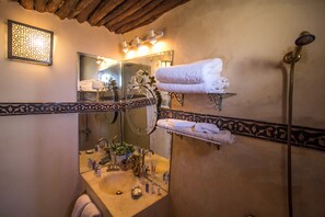 Classic Room | Bathroom | Shower, free toiletries, hair dryer, bathrobes - Ryad Thamayna (Salé)
